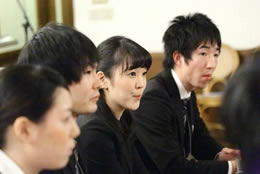 ディスカッションする学生